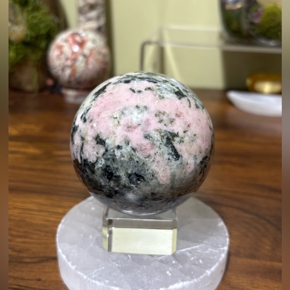 Peruvian Rhodonite sphere - Picture 2 of 6